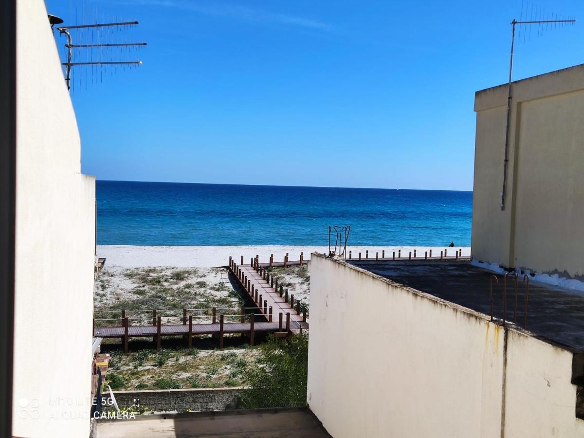 Corona'S Apartment- Fronte Spiaggia La Caletta Exterior foto